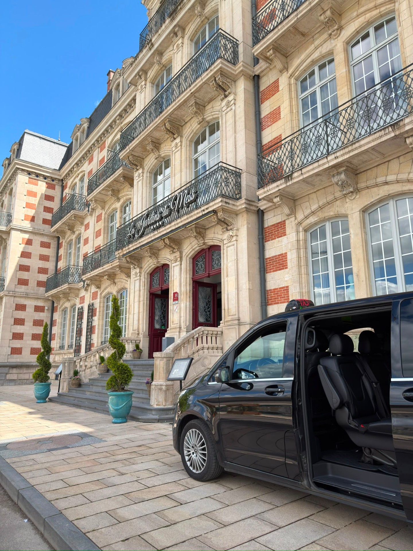 Van Mercedes devant Les Jardins du Mess à Verdun